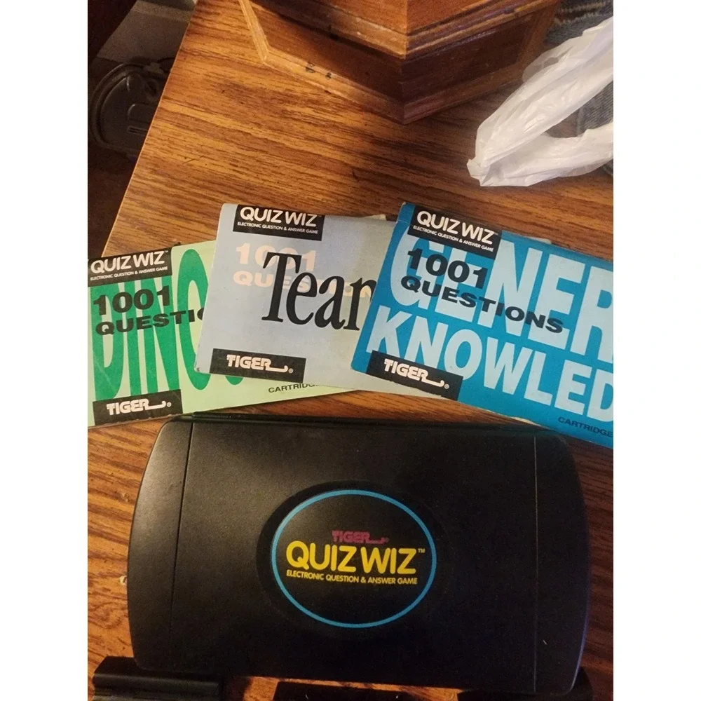 1993 Tiger Electronics Quiz Wiz Electronic Game, 4 Cartridges & Books, TESTED